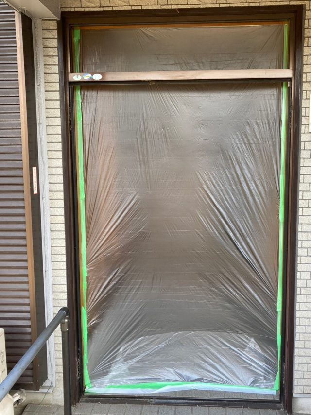 東海市玄関リフォーム現場。古くなった玄関を取り外しました。